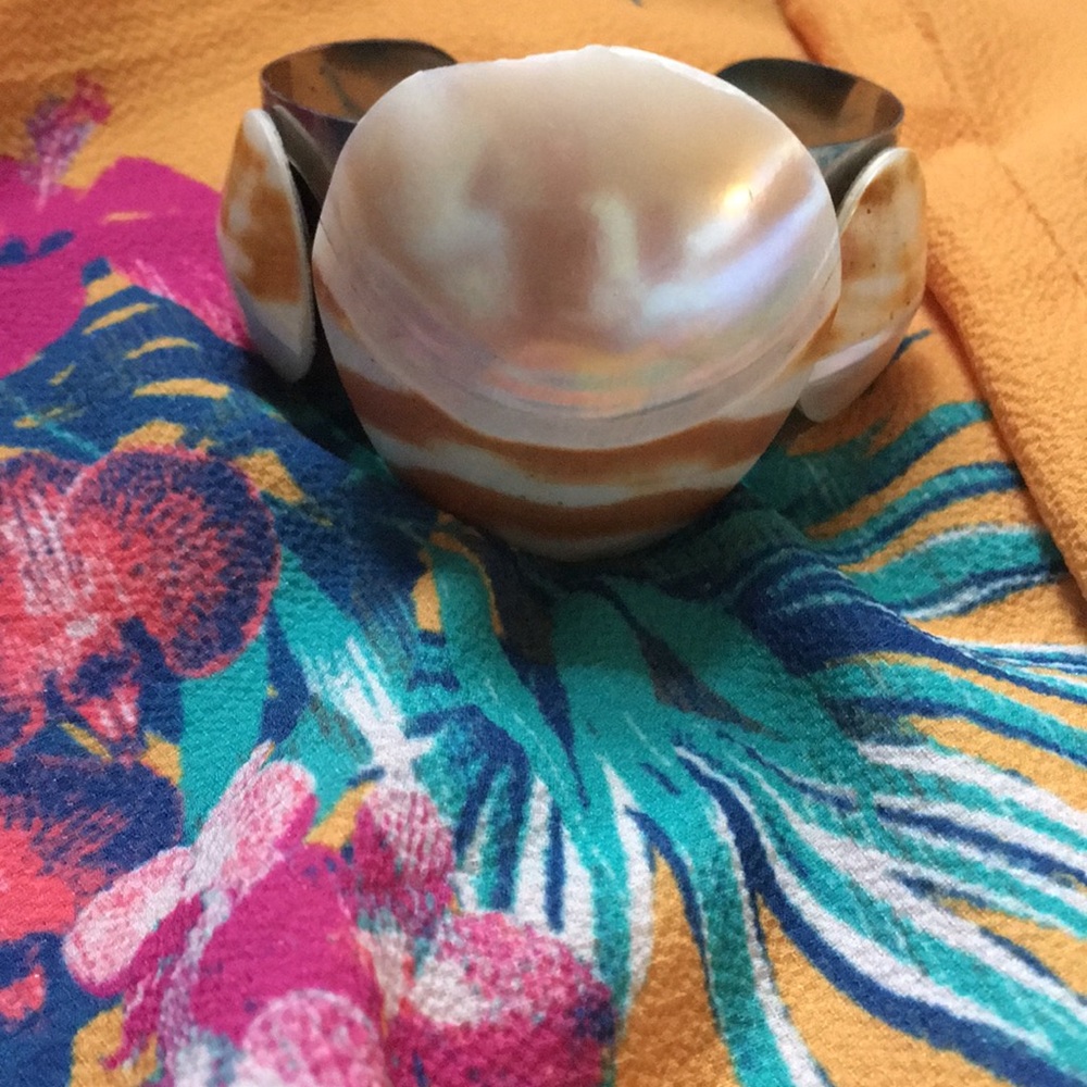 Beautiful shell cuff bracelet from Hawaii🌺🌺